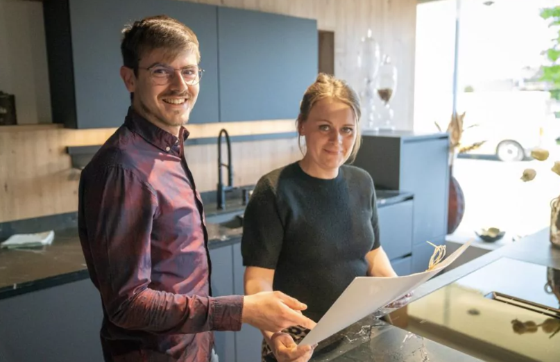 Thomas Zitz und Nicole Luttenberger, Mitarbeiter bei Neubauer Küchen in Leibnitz schauen sich einen Plan an. 