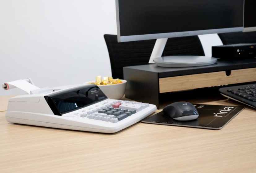  Braune Schreibtischplatte mit Rechner Maus und PC